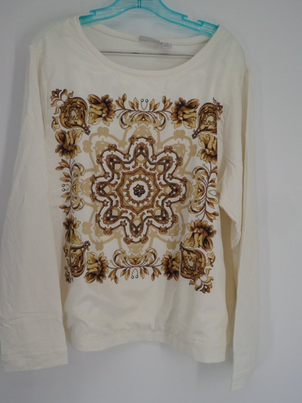 Chico's Zenergy  Women's Long Sleeve Ivory n Gold Print Top  Size 3 US XL